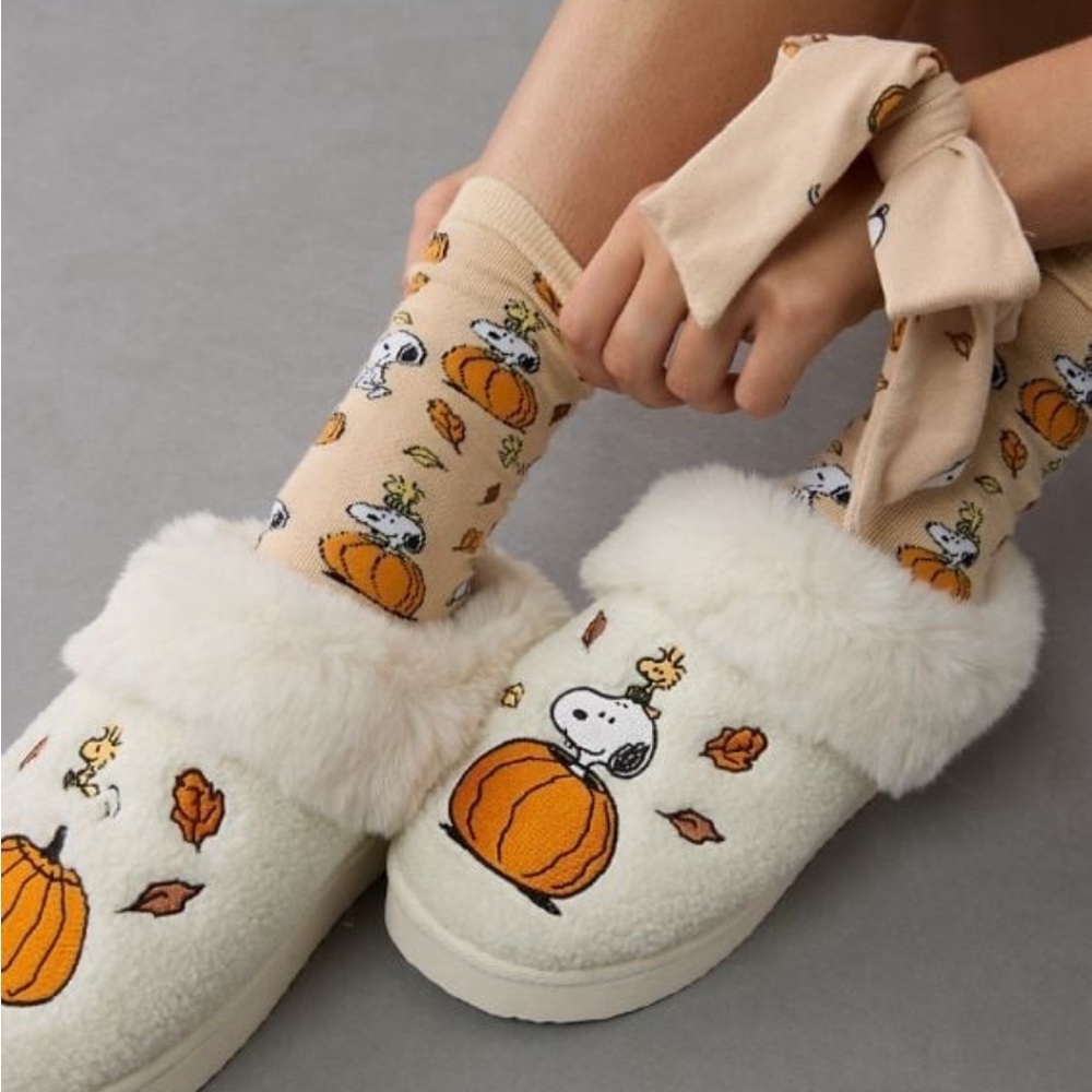 American Eagle “Exclusive” Halloween Peanuts Slippers SIZE 6-7-9